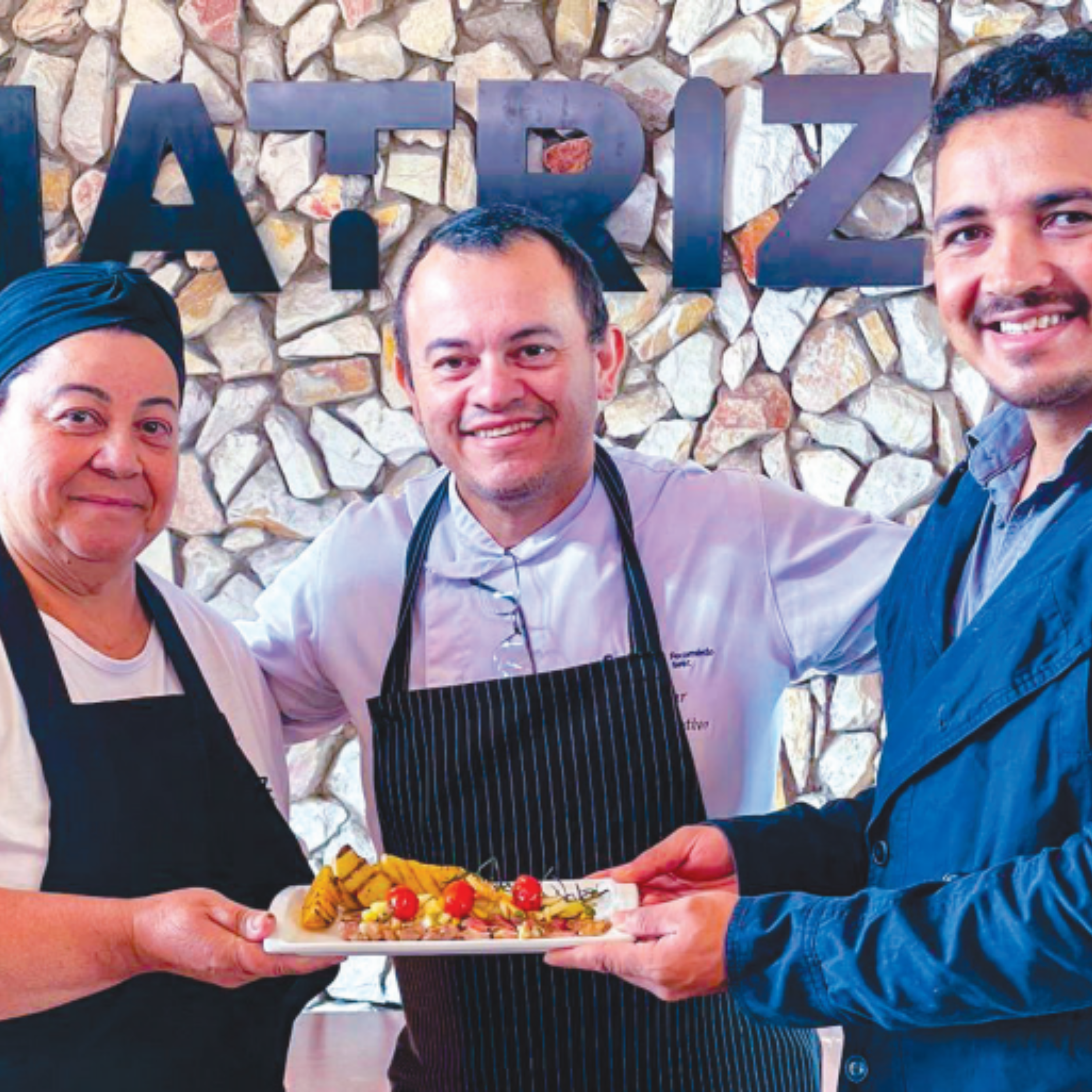 Na foto, o chefe Avellar juntamente com o proprietário Edicleudo e a cozinheira Helena da Matriz Gastronomia e Choperia