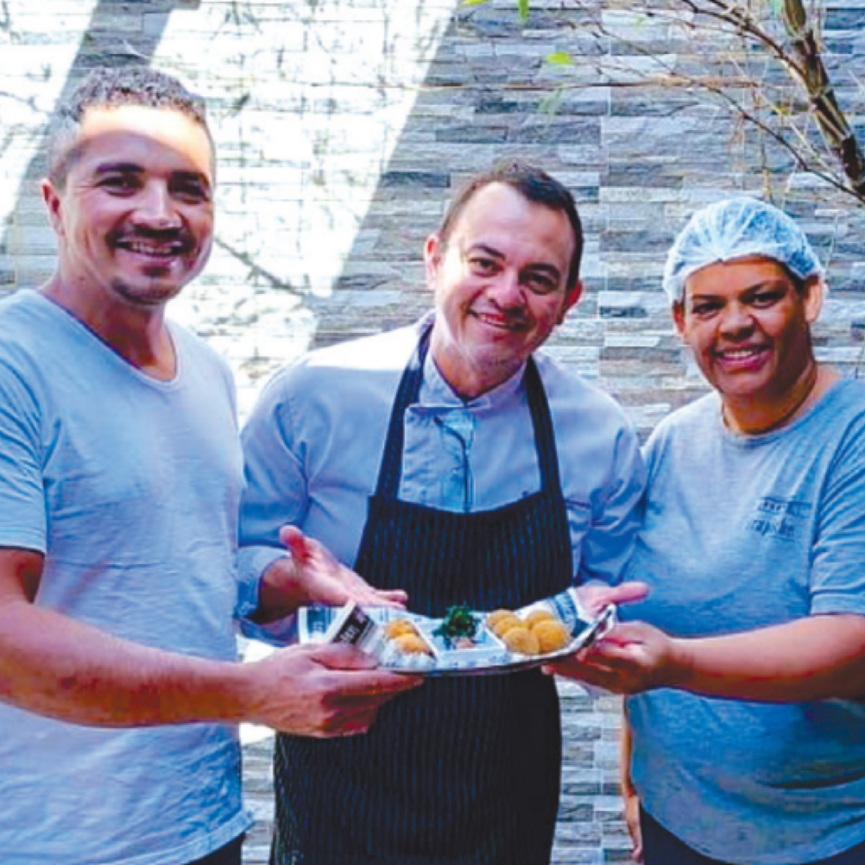 Na foto, o chefe Avellar juntamente com o proprietário Edicleudo e a cozinheira Josilene do Trapiche Bar e Petisco