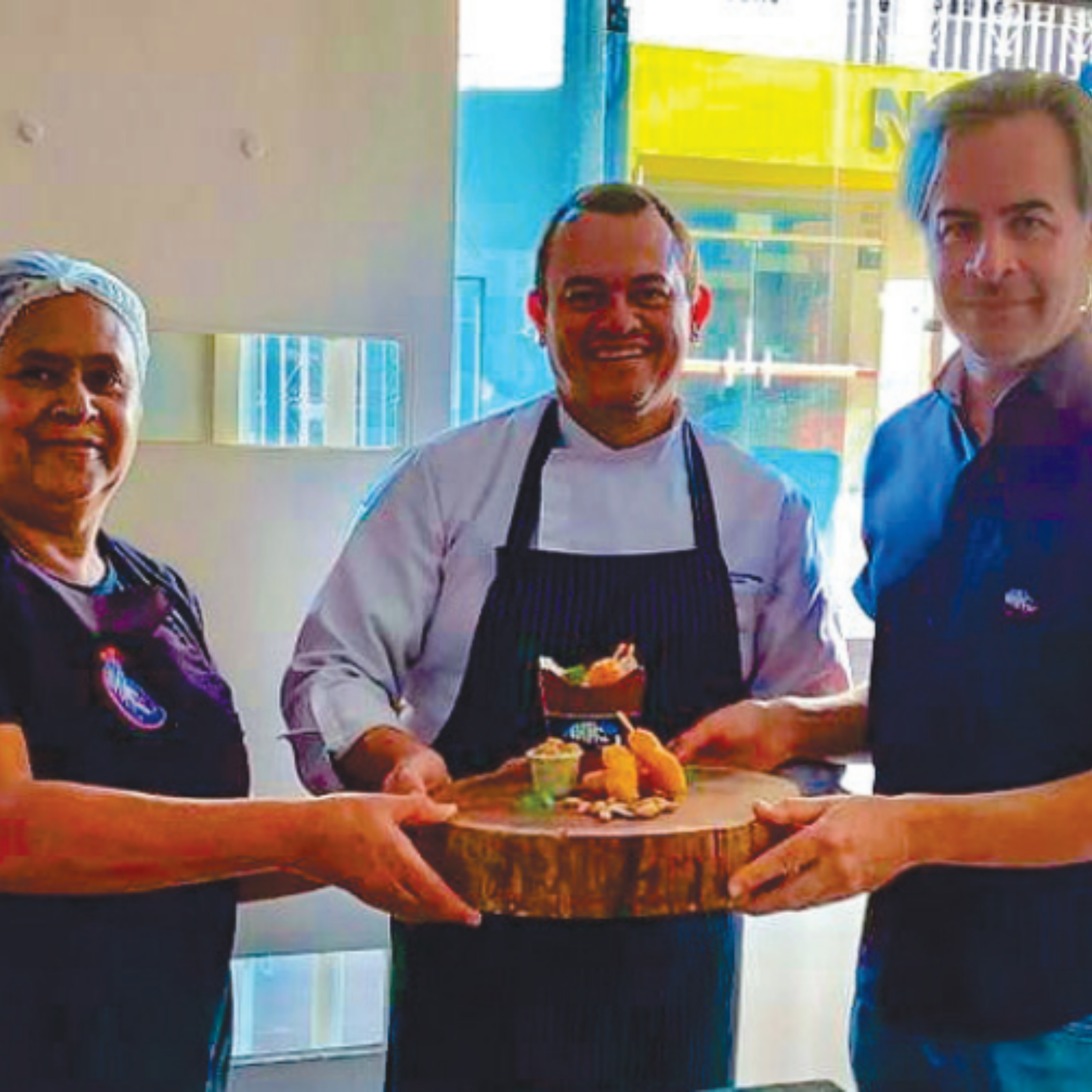 Na foto, o chefe Avellar juntamente com o proprietário César e a cozinheira Neuza do Nhac Restaurante